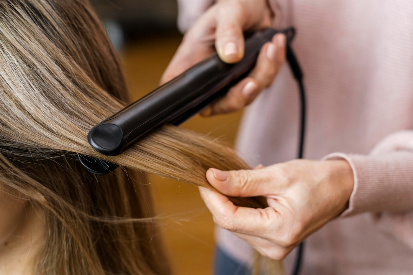 La Versatilidad de las Planchas de Pelo: Alisado, Rizos y Control del Encrespamiento